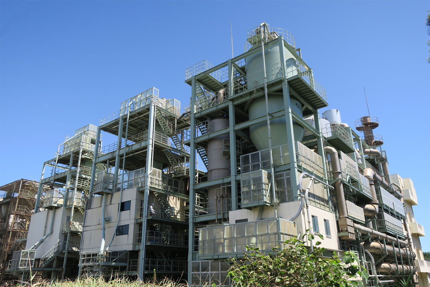 大型プラント設備の機械器具設置工事による構造体と設備群