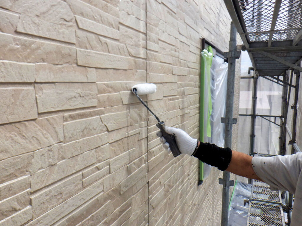建物外壁の塗装工事を行っている施工中の様子