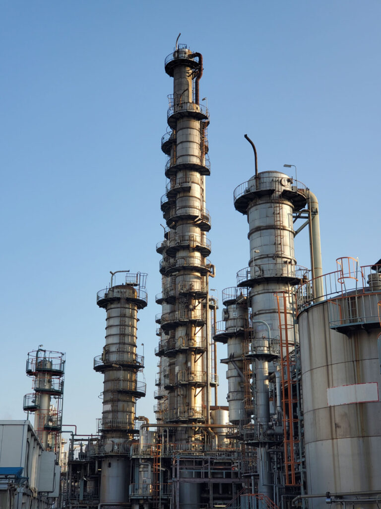 機械器具設置工事により据え付けられた化学プラントの大型設備