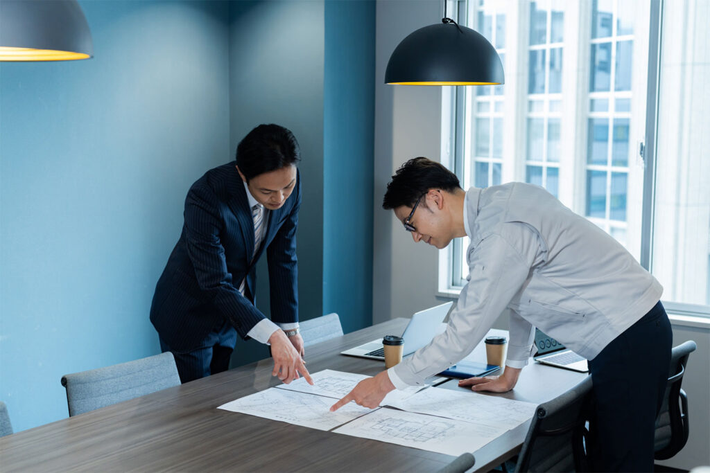 現場作業だけでなく、設計や施工管理まで対応する打ち合わせの様子