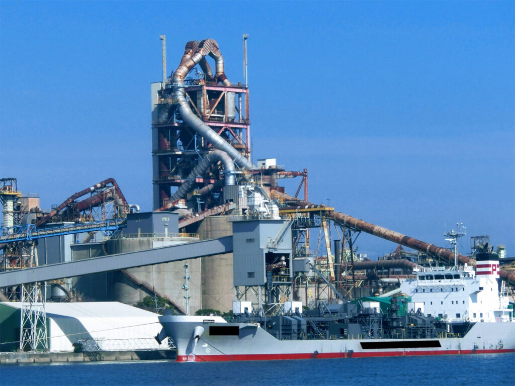 港湾エリアに立地するコンビナート内プラント設備の機械器具設置工事