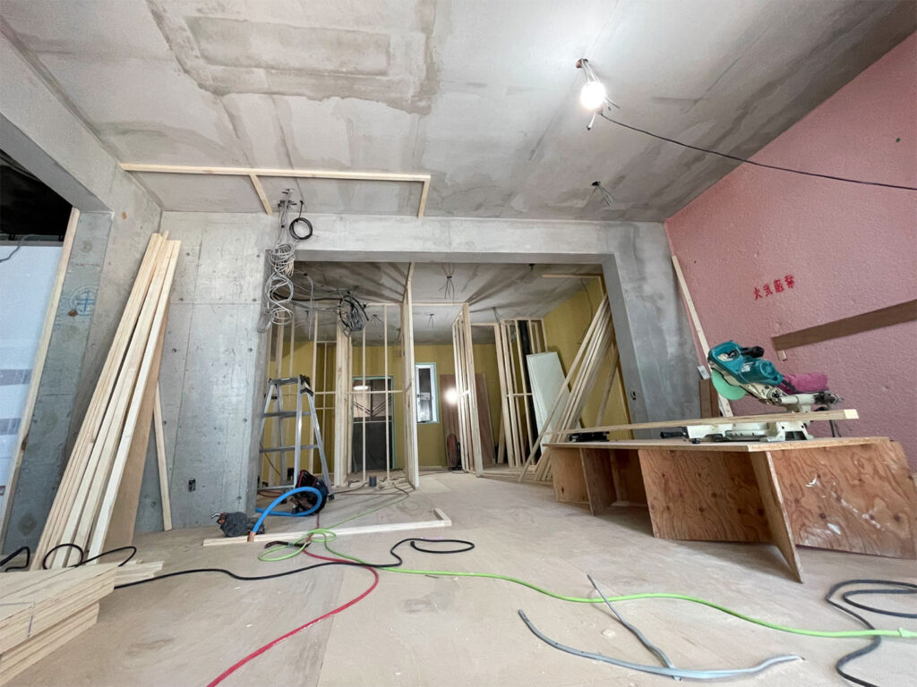 下地から丁寧に進める内装工事の施工途中の様子