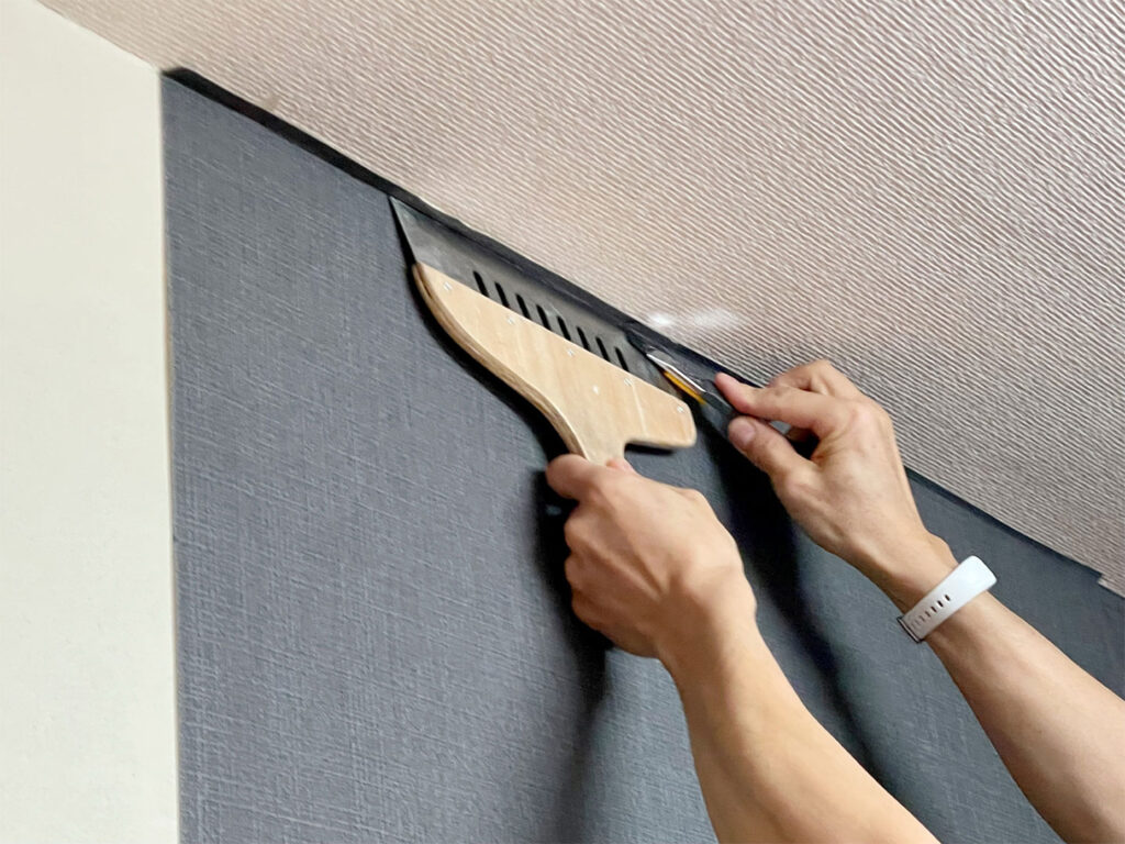 住宅・店舗における壁紙補修を行う修繕工事の様子