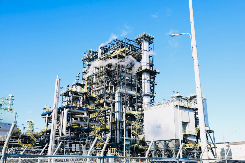 大規模プラント施設における機械設備の設置工事