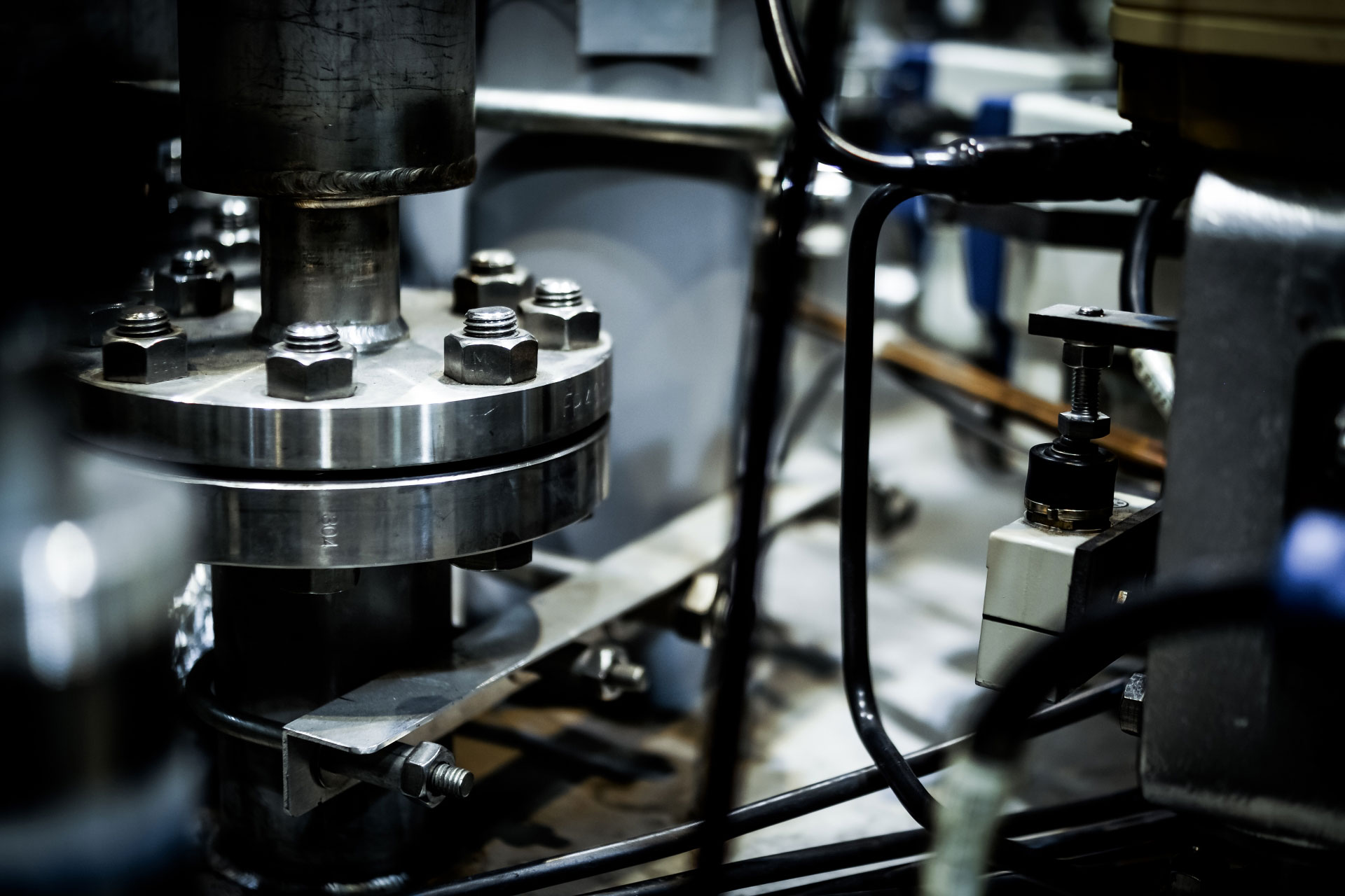 プラント設備の配管フランジ部とボルト締結部の施工状況