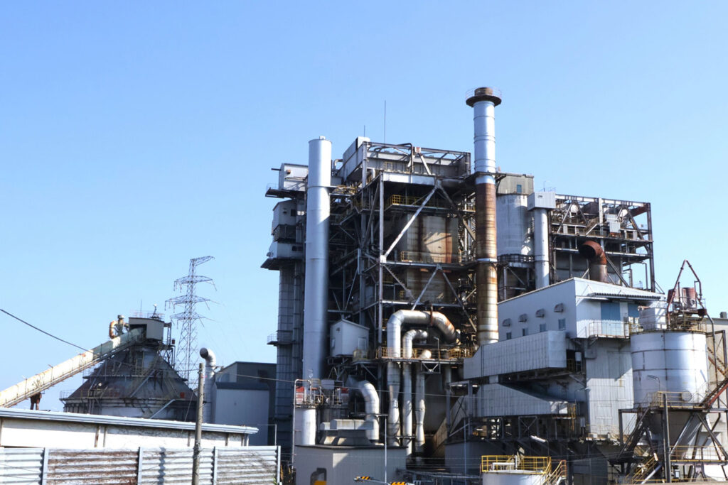 大規模プラント施設における機械設備の設置工事