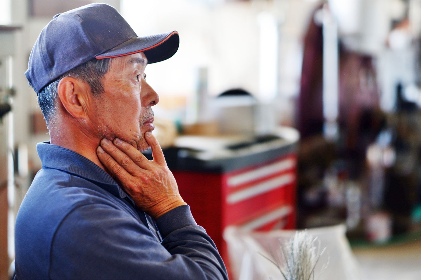 現場で状況を確認する経験豊富な職人の様子